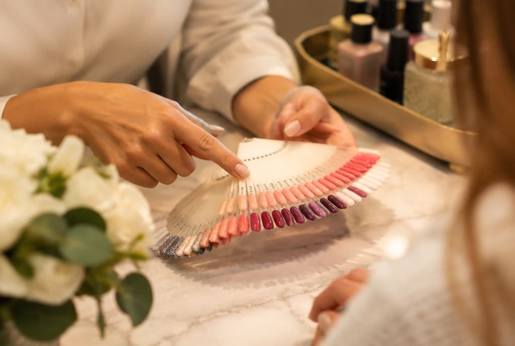 Chloe làm nails và trò chuyện thân thiện với khách trong tiệm nails hiện đại