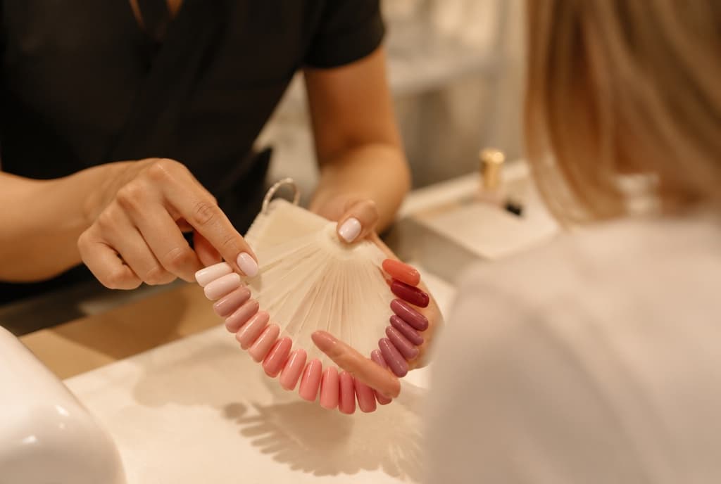 Chloe làm nails và trò chuyện thân thiện với khách trong tiệm nails hiện đại