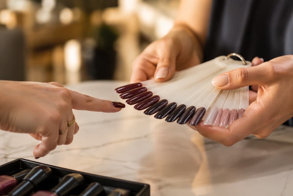 Chloe làm nails và trò chuyện thân thiện với khách trong tiệm nails hiện đại