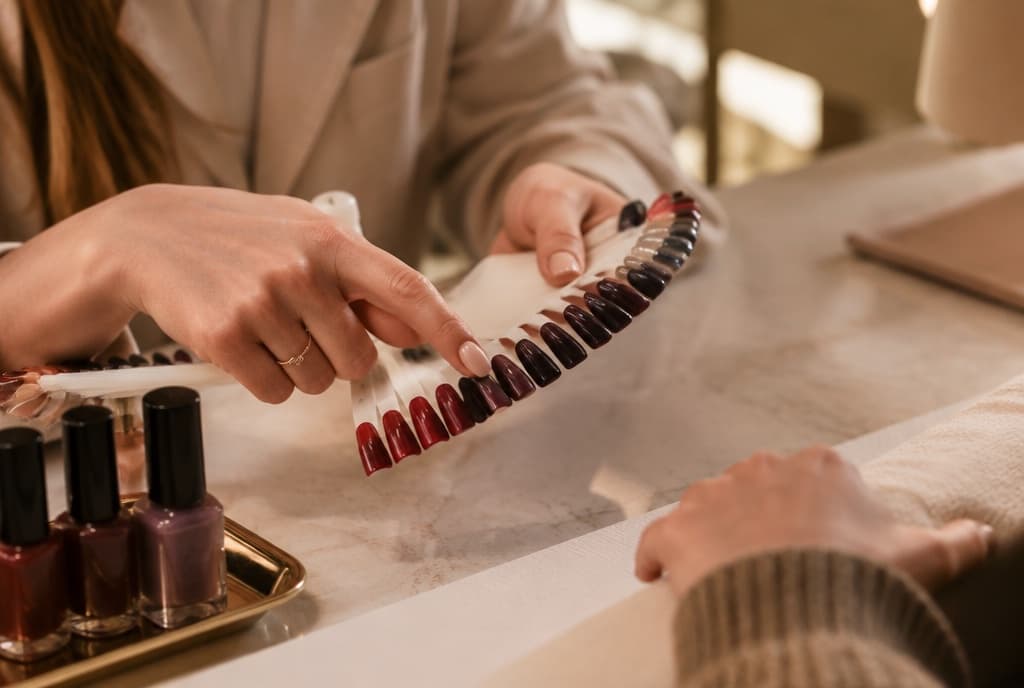 Chloe làm nails và trò chuyện thân thiện với khách trong tiệm nails hiện đại