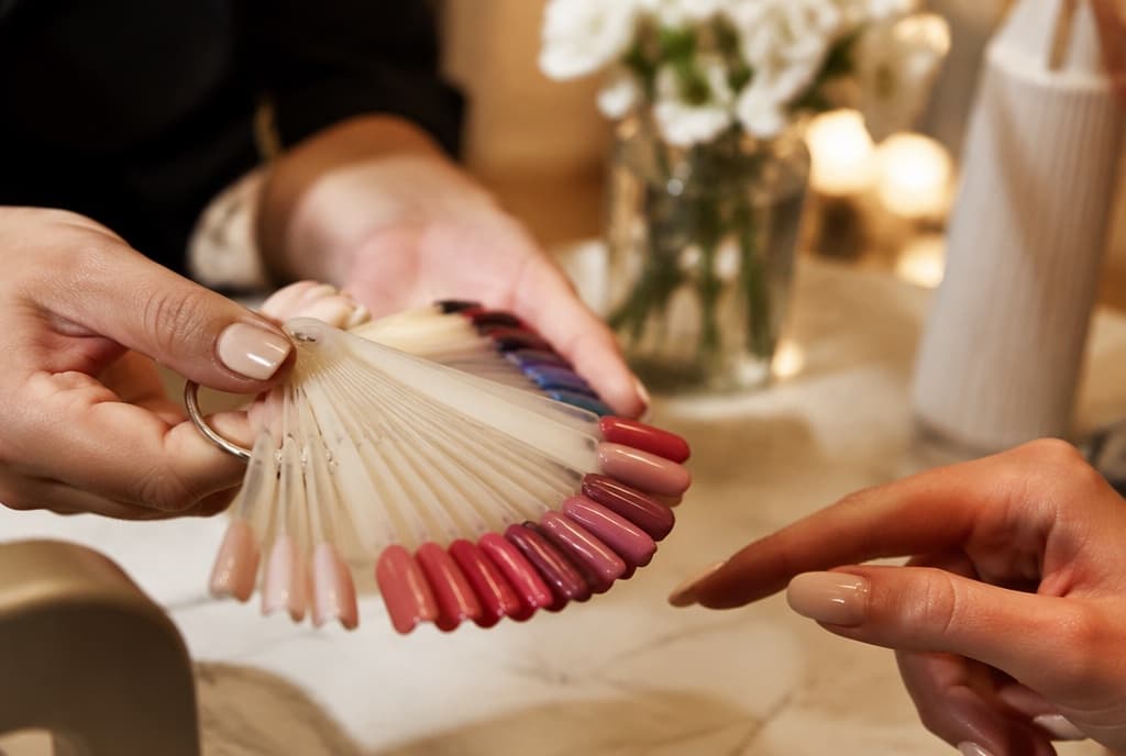 Chloe làm nails và trò chuyện thân thiện với khách trong tiệm nails hiện đại