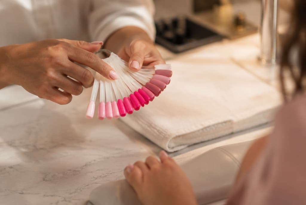 Chloe làm nails và trò chuyện thân thiện với khách trong tiệm nails hiện đại