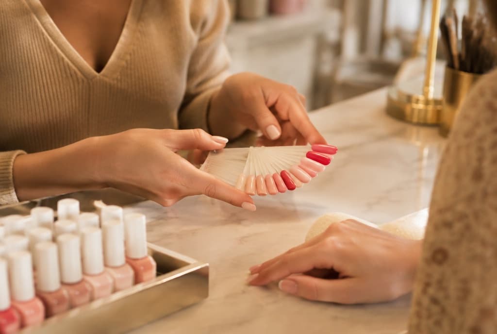 Chloe làm nails và trò chuyện thân thiện với khách trong tiệm nails hiện đại