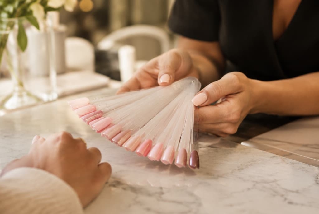 Chloe làm nails và trò chuyện thân thiện với khách trong tiệm nails hiện đại