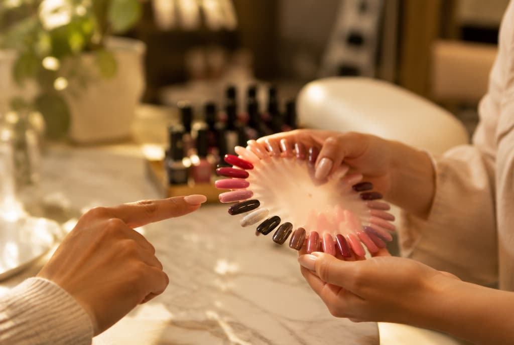 Chloe làm nails và trò chuyện thân thiện với khách trong tiệm nails hiện đại