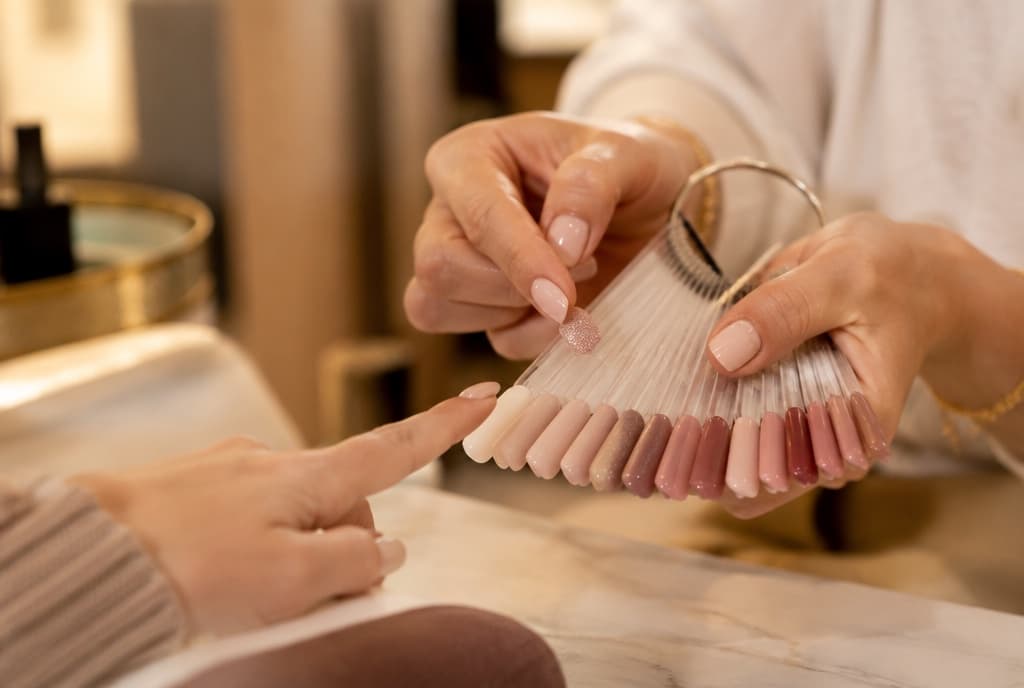 Chloe làm nails và trò chuyện thân thiện với khách trong tiệm nails hiện đại