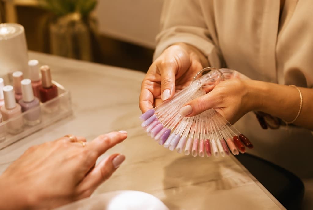 Chloe làm nails và trò chuyện thân thiện với khách trong tiệm nails hiện đại
