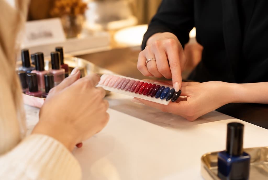 Chloe làm nails và trò chuyện thân thiện với khách trong tiệm nails hiện đại