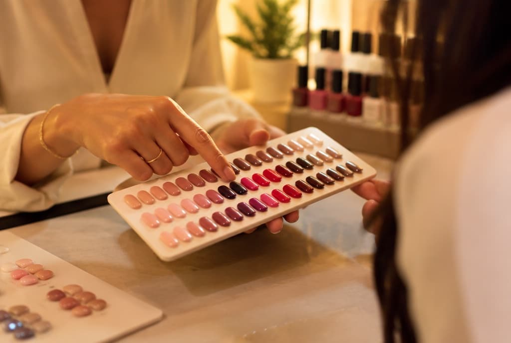 Chloe làm nails và trò chuyện thân thiện với khách trong tiệm nails hiện đại