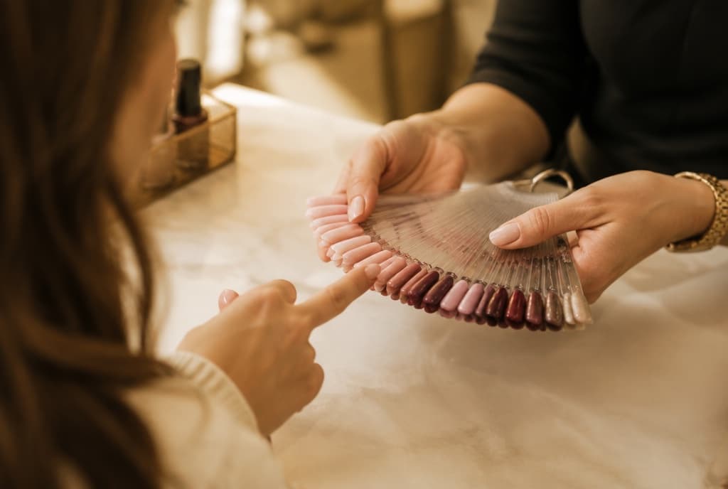Chloe làm nails và trò chuyện thân thiện với khách trong tiệm nails hiện đại