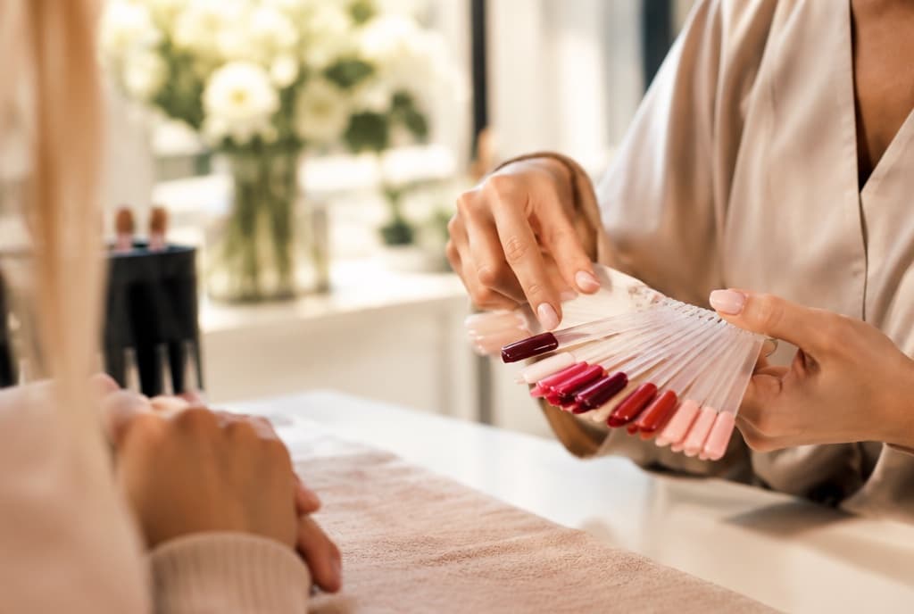 Chloe làm nails và trò chuyện thân thiện với khách trong tiệm nails hiện đại