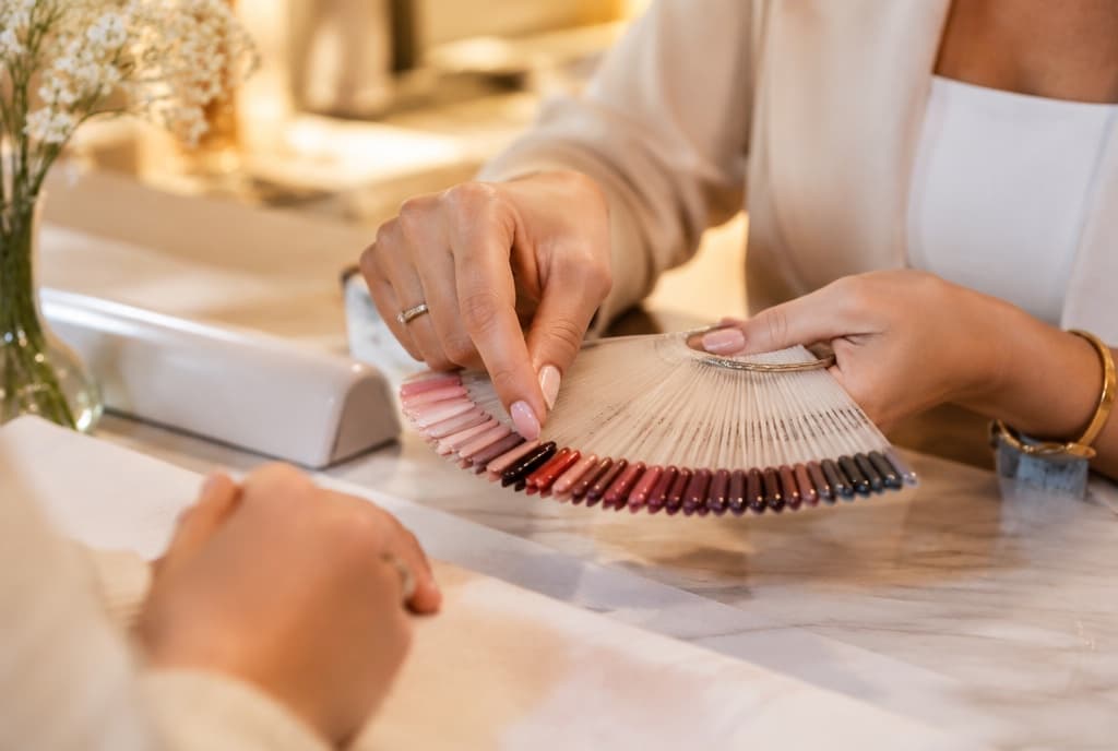 Chloe làm nails và trò chuyện thân thiện với khách trong tiệm nails hiện đại