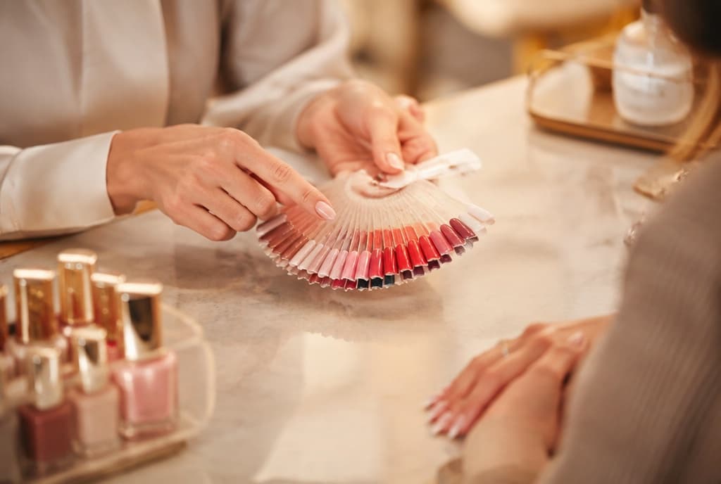Chloe làm nails và trò chuyện thân thiện với khách trong tiệm nails hiện đại