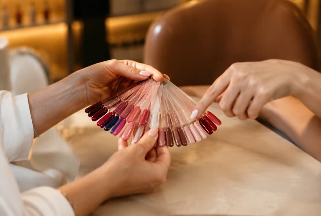 Chloe làm nails và trò chuyện thân thiện với khách trong tiệm nails hiện đại