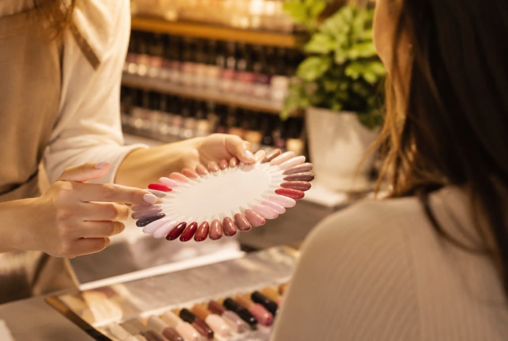 Chloe làm nails và trò chuyện thân thiện với khách trong tiệm nails hiện đại