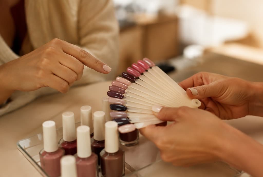 Chloe làm nails và trò chuyện thân thiện với khách trong tiệm nails hiện đại