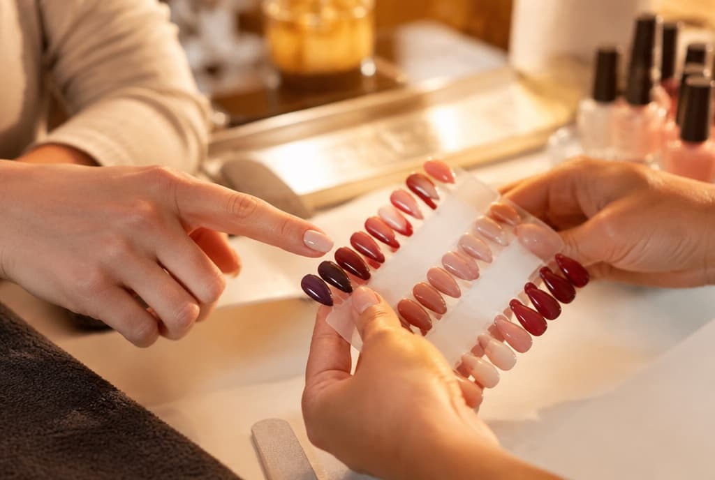 Chloe làm nails và trò chuyện thân thiện với khách trong tiệm nails hiện đại