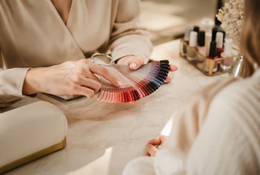 Chloe làm nails và trò chuyện thân thiện với khách trong tiệm nails hiện đại
