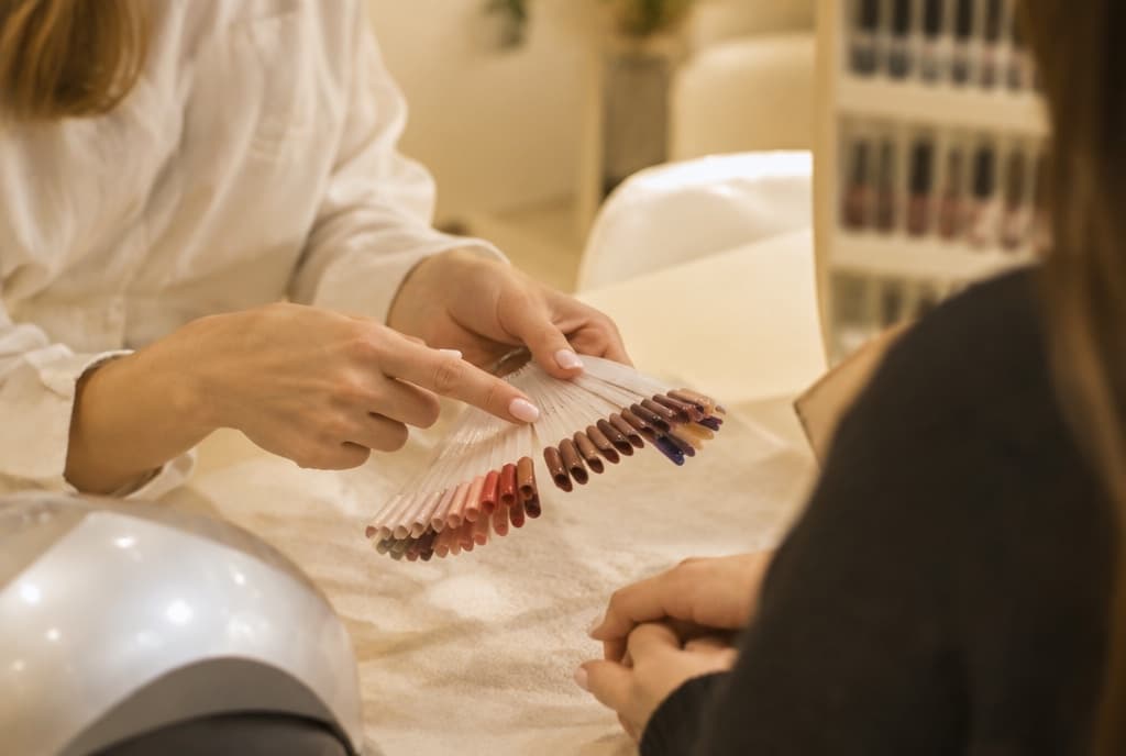 Chloe làm nails và trò chuyện thân thiện với khách trong tiệm nails hiện đại