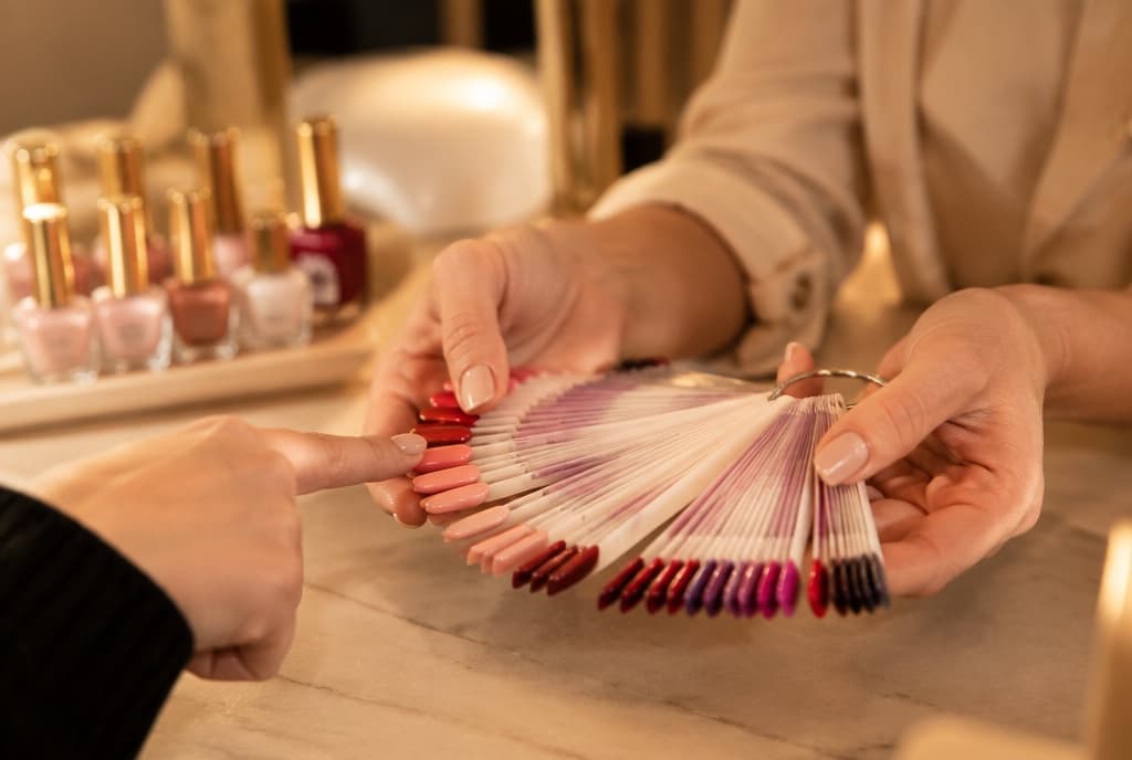 Chloe làm nails và trò chuyện thân thiện với khách trong tiệm nails hiện đại