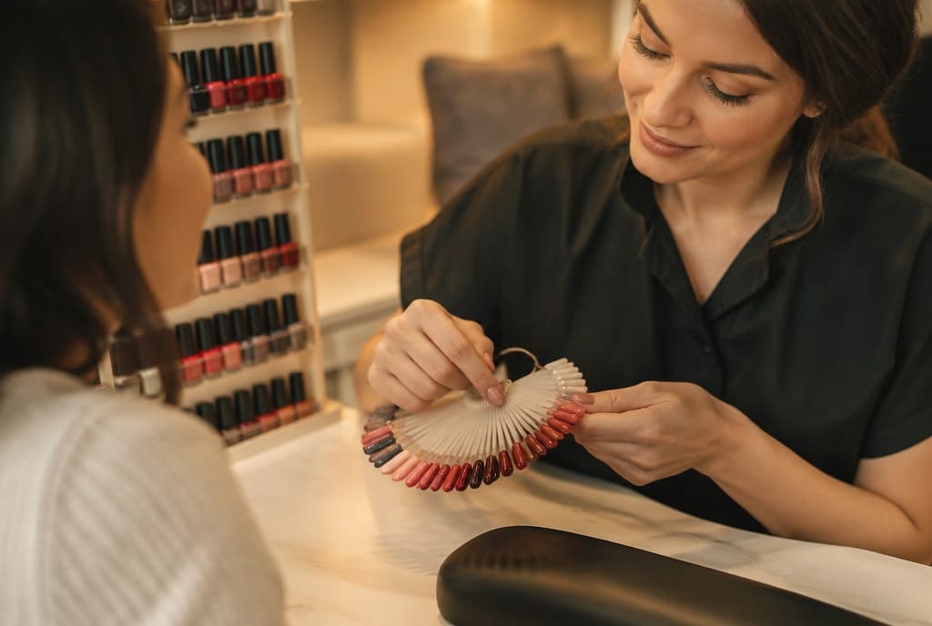 Chloe làm nails và trò chuyện thân thiện với khách trong tiệm nails hiện đại