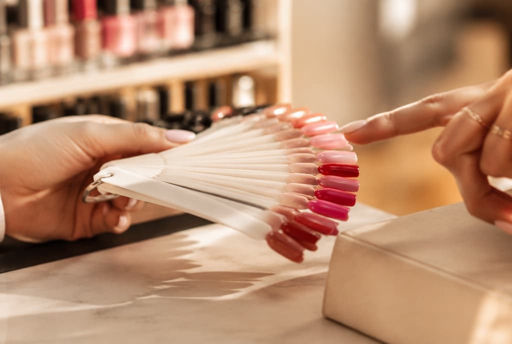Chloe làm nails và trò chuyện thân thiện với khách trong tiệm nails hiện đại