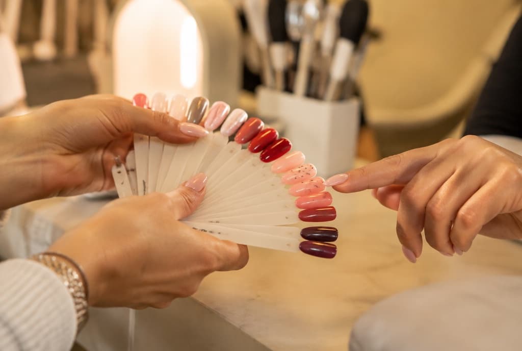 Chloe làm nails và trò chuyện thân thiện với khách trong tiệm nails hiện đại