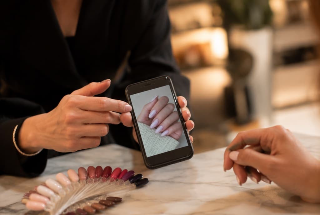 Chloe làm nails và trò chuyện thân thiện với khách trong tiệm nails hiện đại