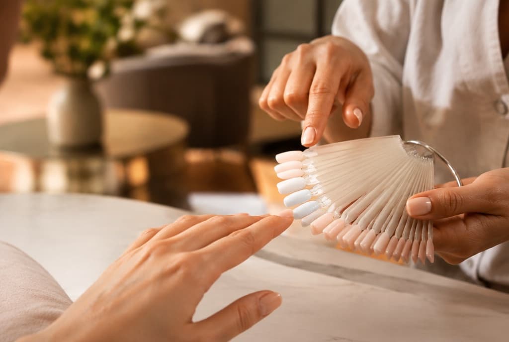 Chloe làm nails và trò chuyện thân thiện với khách trong tiệm nails hiện đại