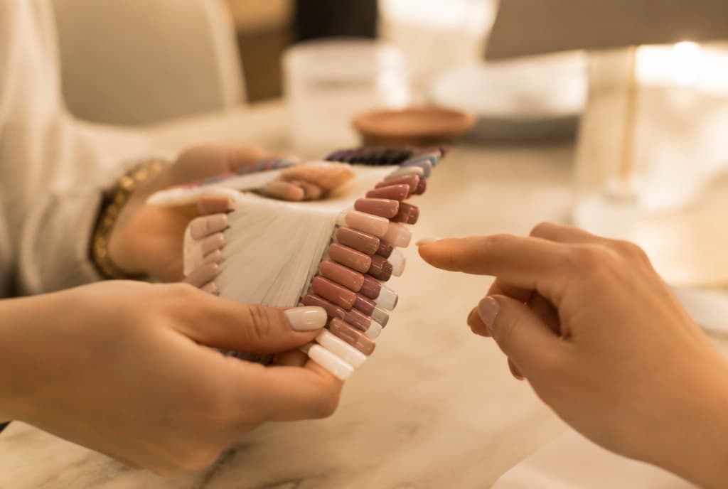 Chloe làm nails và trò chuyện thân thiện với khách trong tiệm nails hiện đại