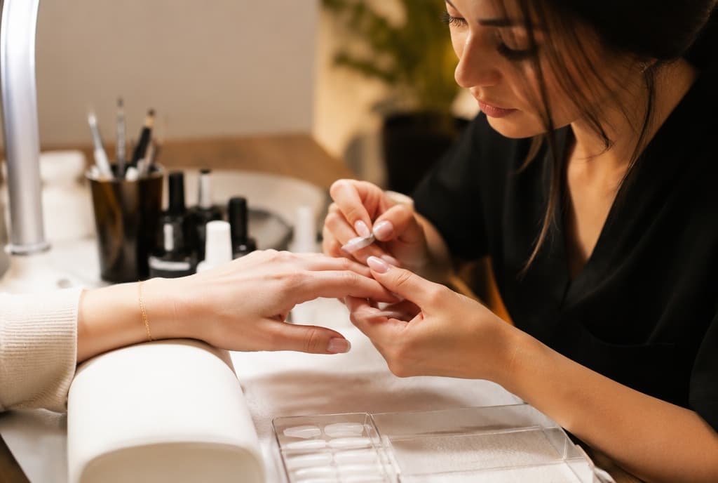Chloe làm nails và trò chuyện thân thiện với khách trong tiệm nails hiện đại