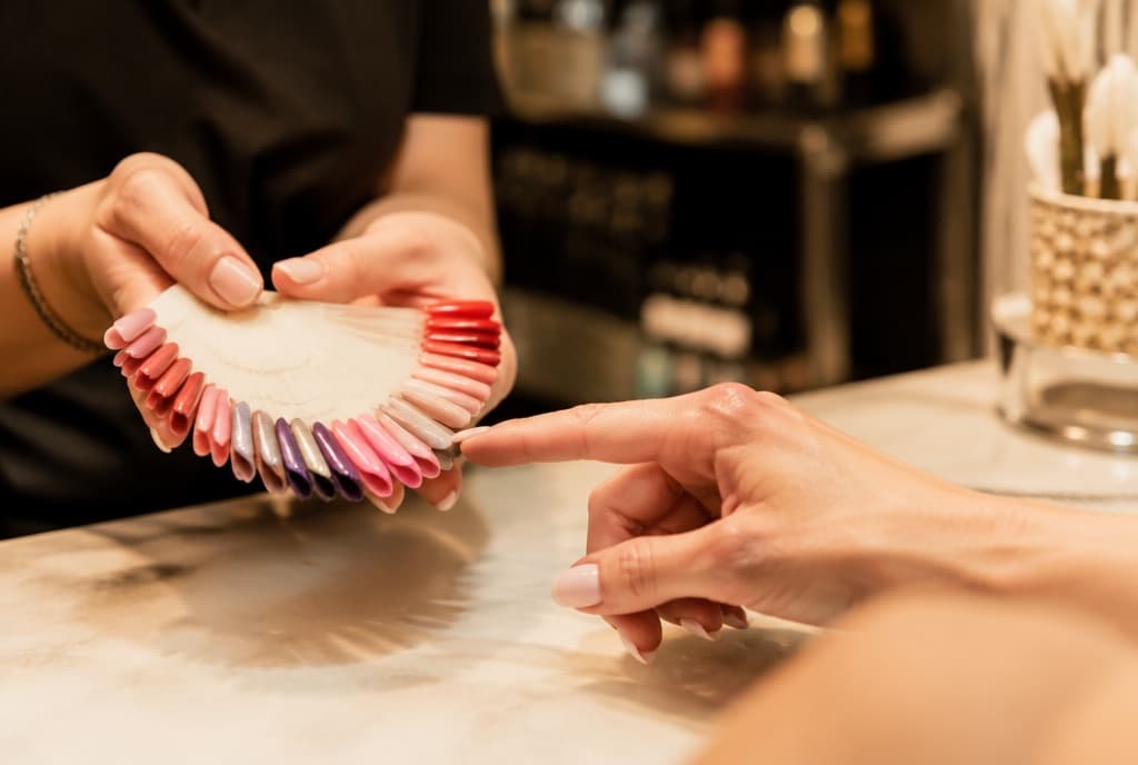 Chloe làm nails và trò chuyện thân thiện với khách trong tiệm nails hiện đại