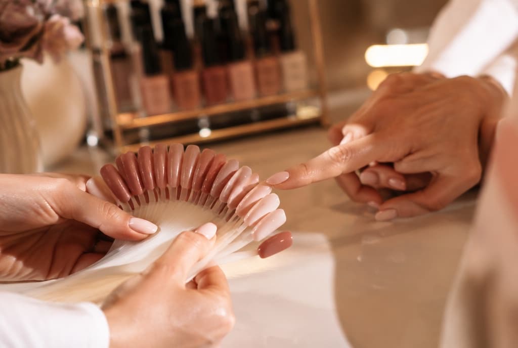 Chloe làm nails và trò chuyện thân thiện với khách trong tiệm nails hiện đại