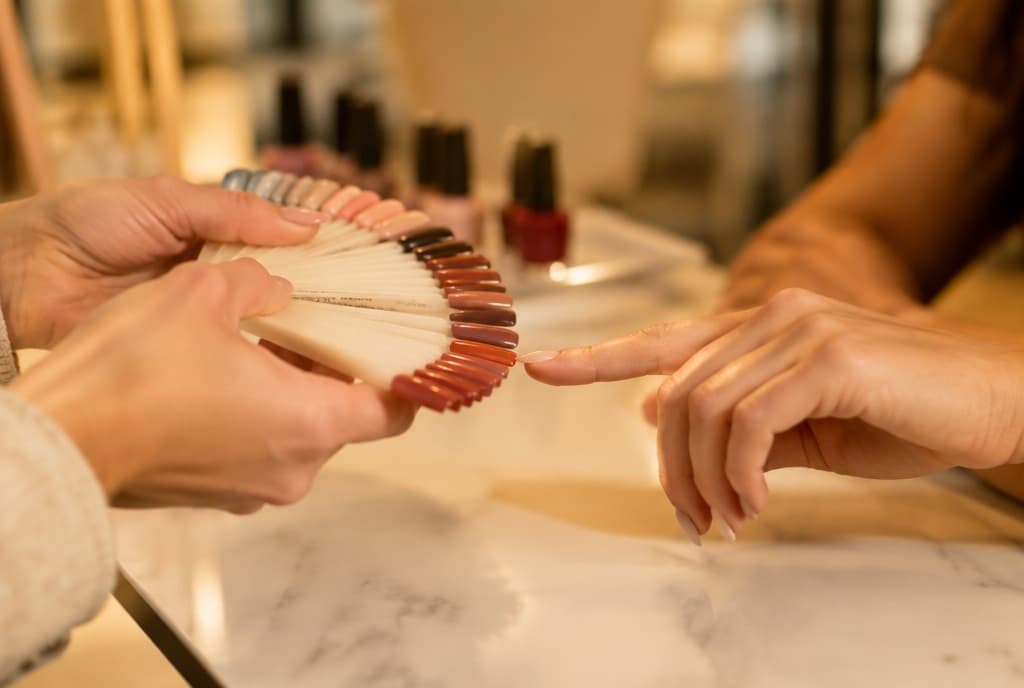 Chloe làm nails và trò chuyện thân thiện với khách trong tiệm nails hiện đại