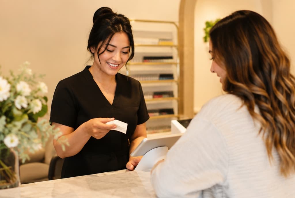 Chloe làm nails và trò chuyện thân thiện với khách trong tiệm nails hiện đại