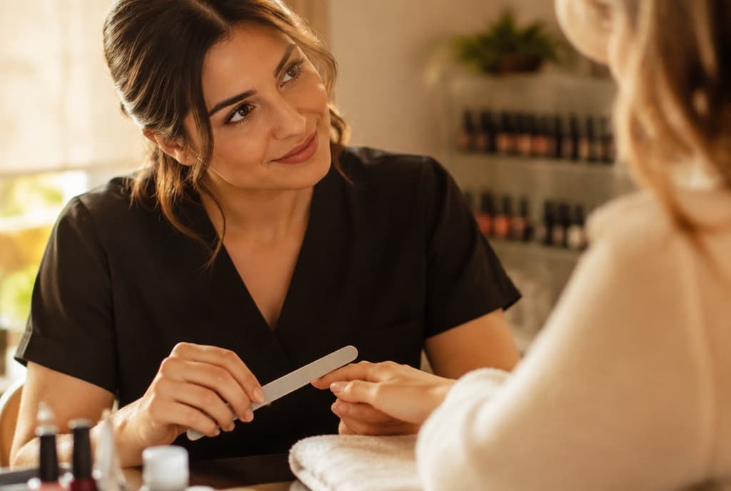 Chloe làm nails và trò chuyện thân thiện với khách trong tiệm nails hiện đại