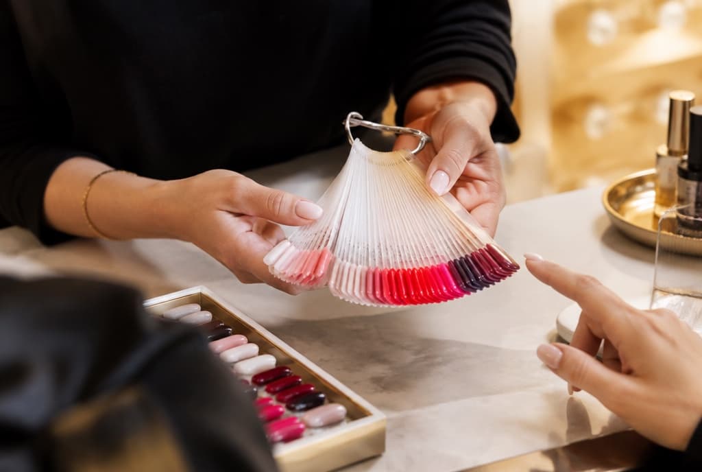 Chloe làm nails và trò chuyện thân thiện với khách trong tiệm nails hiện đại